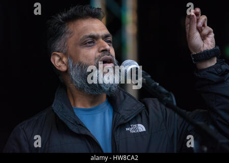 Londra, Regno Unito. Il 18 marzo, 2017. Moazzam Begg, ex ex Guantánamo detenuto e direttore di Outreach di gabbia, indirizzi di migliaia di dimostranti che rappresentano diversi anti-razzista di gruppi che partecipano nel marzo contro il razzismo. Il mese di marzo è stata programmata per avvenire il più vicino possibile all'ONU Giornata Internazionale per l Eliminazione della Discriminazione Razziale. Credito: Mark Kerrison/Alamy Live News Foto Stock