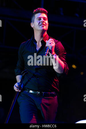 Giardini di Miami, FL - marzo 18: Robin Thicke compie durante il 2017 Jazz in giardini all'Hard Rock Stadium di Miami. Marzo 18, 2017. Credito: Aaron Gilbert/MediaPunch Foto Stock