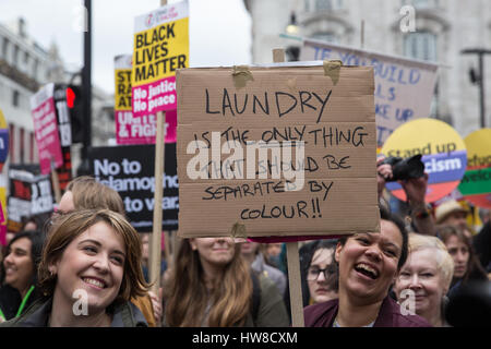 Londra, Regno Unito. Il 18 marzo, 2017. Anti-razzisti frequentando il marzo contro il razzismo guardare verso una piccola contro-dimostrazione da parte dei membri della Gran Bretagna prima a Piccadilly Circus. Il mese di marzo con la partecipazione di molte migliaia di persone, è stata programmata per avvenire il più vicino possibile all'ONU Giornata Internazionale per l Eliminazione della Discriminazione Razziale. Credito: Mark Kerrison/Alamy Live News Foto Stock