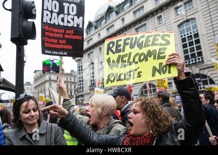 Londra, Regno Unito. Il 18 marzo, 2017. Anti-razzisti frequentando il marzo contro il razzismo guardare verso una piccola contro-dimostrazione da parte dei membri della Gran Bretagna prima a Piccadilly Circus. Il mese di marzo con la partecipazione di molte migliaia di persone, è stata programmata per avvenire il più vicino possibile all'ONU Giornata Internazionale per l Eliminazione della Discriminazione Razziale. Credito: Mark Kerrison/Alamy Live News Foto Stock