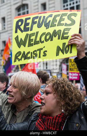 Londra, Regno Unito. Il 18 marzo, 2017. Anti-razzisti frequentando il marzo contro il razzismo guardare verso una piccola contro-dimostrazione da parte dei membri della Gran Bretagna prima a Piccadilly Circus. Il mese di marzo con la partecipazione di molte migliaia di persone, è stata programmata per avvenire il più vicino possibile all'ONU Giornata Internazionale per l Eliminazione della Discriminazione Razziale. Credito: Mark Kerrison/Alamy Live News Foto Stock