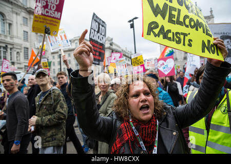 Londra, Regno Unito. Il 18 marzo, 2017. Anti-razzisti frequentando il marzo contro il razzismo guardare verso una piccola contro-dimostrazione da parte dei membri della Gran Bretagna prima a Piccadilly Circus. Il mese di marzo con la partecipazione di molte migliaia di persone, è stata programmata per avvenire il più vicino possibile all'ONU Giornata Internazionale per l Eliminazione della Discriminazione Razziale. Credito: Mark Kerrison/Alamy Live News Foto Stock