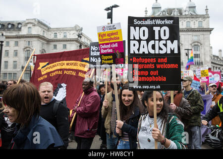 Londra, Regno Unito. Il 18 marzo, 2017. Anti-razzisti frequentando il marzo contro il razzismo guardare verso una piccola contro-dimostrazione da parte dei membri della Gran Bretagna prima a Piccadilly Circus. Il mese di marzo con la partecipazione di molte migliaia di persone, è stata programmata per avvenire il più vicino possibile all'ONU Giornata Internazionale per l Eliminazione della Discriminazione Razziale. Credito: Mark Kerrison/Alamy Live News Foto Stock