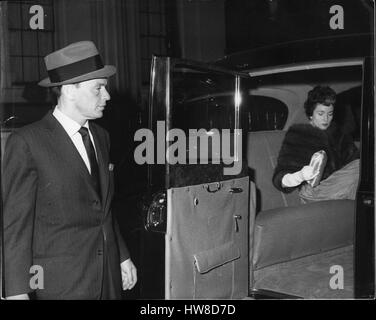 Ottobre 10, 1958 - Romance tra Frank Sinatra e Lady Beaty. Si è pensato in alcuni quartersthat star dello schermo Frank Sinatra sta per sposare Lady Beatty presto. Signora Beatty il matrimonio ai 53 anni Earl Beatty è stato sciolto lo scorso giugno-ella è 36. Entrambi sono stati sposati già due volte. Sinatra è a Londra per la premiere del Danny Kaye film ''Me e il colonnello''. La foto mostra fuori insieme in London-Frank Sinatra e Lady Beatty unità a un party in un Chelsea la scorsa notte. (Credito Immagine: © Keystone Press Agency/Keystone USA via ZUMAPRESS.com) Foto Stock