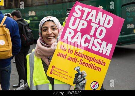 Londra, Regno Unito. Il 18 marzo, 2017. Migliaia di dimostranti che rappresentano diversi anti-gruppi razzisti prendere parte nel marzo contro il razzismo attraverso il centro di Londra. Il mese di marzo è stata programmata per avvenire il più vicino possibile all'ONU Giornata Internazionale per l Eliminazione della Discriminazione Razziale. Credito: Mark Kerrison/Alamy Live News Foto Stock