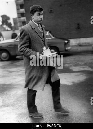 Gen 01, 1959 - Rock'n'Roll star Terry Dene (vero nome terry Williams), ha riferito oggi per il dazio a Winchester caserma, dove inizia il suo servizio nazionale (credito Immagine: © Keystone Press Agency/Keystone USA via ZUMAPRESS.com) Foto Stock