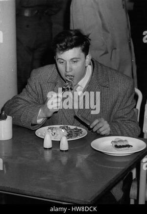 Gen 01, 1959 - Terry Dene si unisce: Eventuali reclami? Rock n' Roll singer, Terry Dene (vero nome Terence Williams), ha riferito oggi per il dazio a Winchester caserma, dove inizia il suo servizio nazionale. Mostra fotografica di Terry Dene visto avente il suo primo pasto in cockhouse, circondato dai giornalisti - a Winchester caserma di oggi. (Credito Immagine: © Keystone Press Agency/Keystone USA via ZUMAPRESS.com) Foto Stock