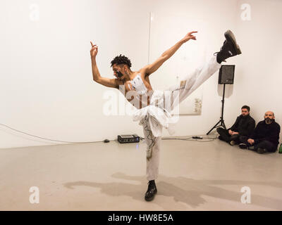 Londra, Regno Unito. Il 18 marzo 2017. Giacobbe ballerino O'Connell esegue "Labo(rat)ori - estesa timelayers', con la coreografia di Miguel Altunaga con dipinto di Michaela Zimmer a David Preston è musica. Labo(rat)ori è una continua collaborazione tra Miguel Altunaga, ballerino e coreografo a Rambert, Londra e Michaela Zimmer, artista visivo, Berlino. Labo(rat)ori è stato mostrato come parte del 'Nuovo materiale: vivere in un nuovo mondo materiale' mostra curata da Tyler Mallison a A.P.T Gallery di Deptford. © Immagini vibranti/Alamy Live News Foto Stock