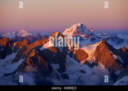 Francia, Haute-Savoie, Chamonix, il Grand Combin (4314 m) al tramonto Foto Stock