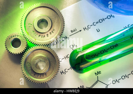 Tubo di prodotti chimici con formula di reazione e nottolini di arresto meccanico Foto Stock