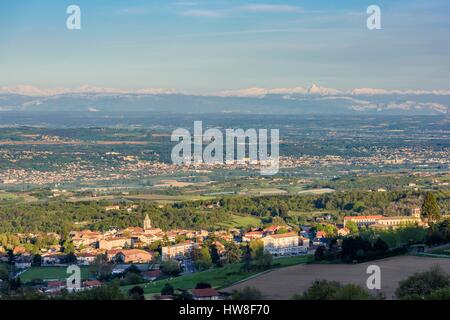 Francia, Loire, Pilat Parco Naturale Regionale, Pelussin village e delle Alpi coperte di neve in background Foto Stock