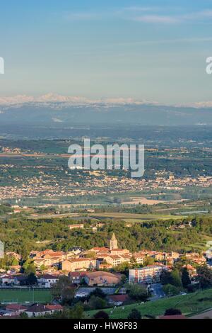 Francia, Loire, Pilat Parco Naturale Regionale, Pelussin village e delle Alpi coperte di neve in background Foto Stock