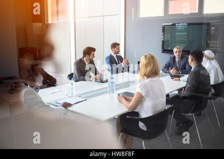 Gruppo di lavoro con manager di società di tenere una riunione Foto Stock