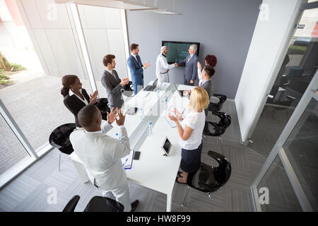 Direttore raggiunge un accordo con Arabian partner e il team di lavoratore battendo le mani Foto Stock