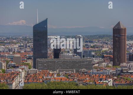 Francia, Rhone, Lione, panorama dal colle Fourviere, vista La Part Dieu grattacielo con l'Oxygene tour, la matita e il nuovo tour Incity chi è il terzo grattacielo della Francia ( incluso freccia) con le Alpi di cui visibile Mont Blanc a sinistra della parte superiore della torre Foto Stock