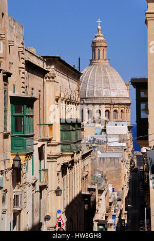 Una vista dall'alto di uno di La Valletta ripide colline in una delle tante chiese nella capitale Maltese, mostrando anche tradizionali balconi Foto Stock