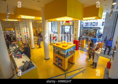 Milano - Marzo 7, 2017: Piano terra interno del famoso negozio di giocattoli di Milano, mattoncini Lego. In Piazza San Babila alla fine del corso Vi Foto Stock