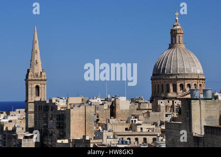 Vista sopra i tetti verso due iconico Maltese siti religiosi,St Pauls anglicane pro-cattedrale e la Chiesa cattolica di Nostra Signora del Monte Carmelo,cielo blu chiaro Foto Stock