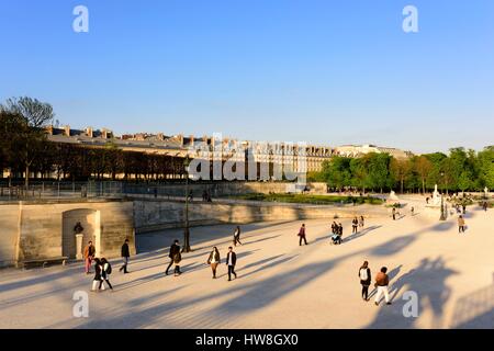 Francia, Parigi, zona elencata come patrimonio mondiale dall'UNESCO, una sera nei giardini Tuileries Foto Stock