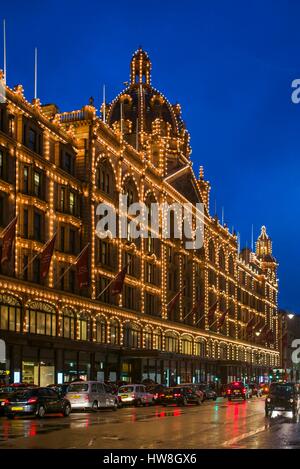 Inghilterra, Londra, Kinghtsbridge, Harrod's Department Store, esterna, sera Foto Stock