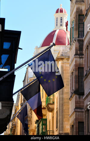 Street a La Valletta, Malta, con vari flag Foto Stock