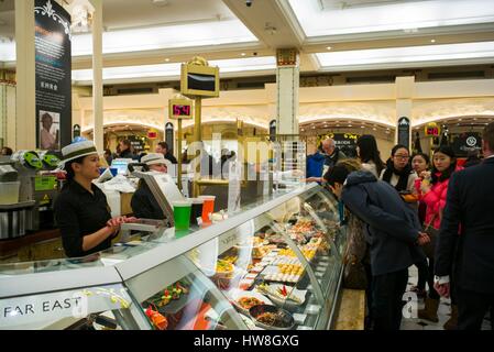 Inghilterra, Londra, Kinghtsbridge, Harrod's Department Store, food court Foto Stock