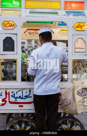 Il Qatar Doha, Souq Waqif, rifatti area bazaar, ice cream vendor Foto Stock