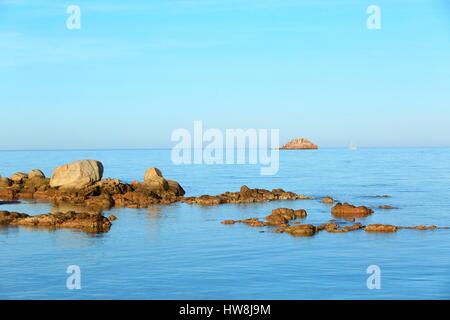 Francia, Corse du Sud, Zonza, Sainte Lucie de Porto Vecchio, il Golfo di Pinarello, isola di Ruscana Foto Stock