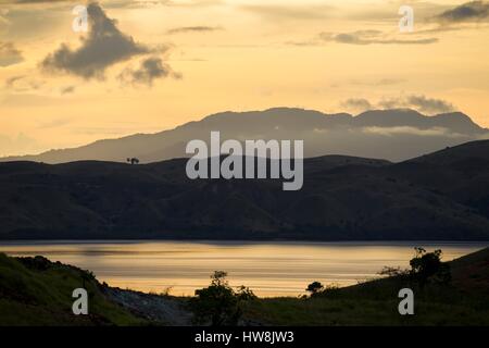 Indonesia, Nusa Tenggara Est, Rinca Isola, Parco Nazionale di Komodo sono classificati come patrimonio mondiale dall'UNESCO, tramonto Foto Stock