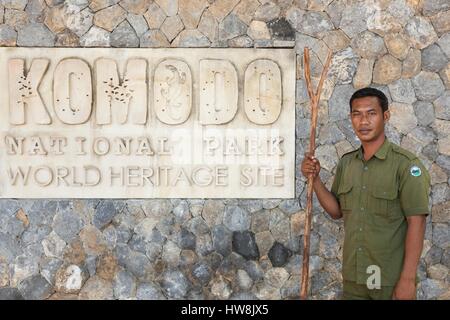 Indonesia, Nusa Tenggara Est, Isola di Komodo, Parco Nazionale di Komodo sono classificati come patrimonio mondiale dall'UNESCO, ranger presso l'entrata al Parco Nazionale Foto Stock