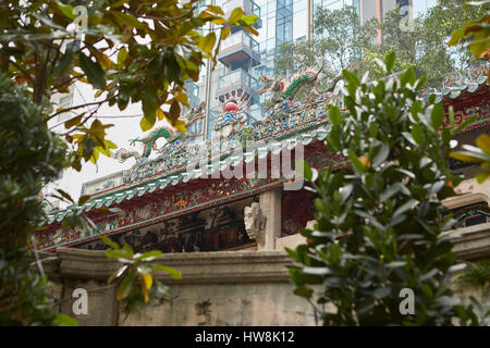 Lo storico Tempio di Tin Hau e la skyline di Hong Kong dietro. Foto Stock