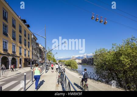 Francia, Isere, Grenoble, Saint Laurent quartiere sulla riva destra del fiume Isere è stata rinnovata per offrire più spazio per i pedoni e i ciclisti, vista di Grenoble-Bastille funivia e le sue bolle, la città più antica funivia del mondo, vista del massiccio del Belledonne Foto Stock