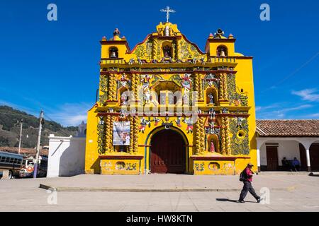 Guatemala, Totonicapan reparto, San Andres Xecul, la più famosa chiesa del paese, il limone facciata gialla illustra il sincretismo tra cattolicesimo e cosmogonia Maya, la miscelazione di angeli, figure bibliche e giaguari Foto Stock