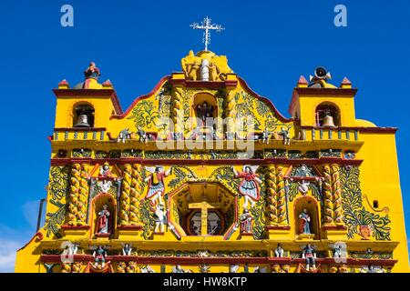 Guatemala, Totonicapan reparto, San Andres Xecul, la più famosa chiesa del paese, il limone facciata gialla illustra il sincretismo tra cattolicesimo e cosmogonia Maya, la miscelazione di angeli, figure bibliche e giaguari Foto Stock