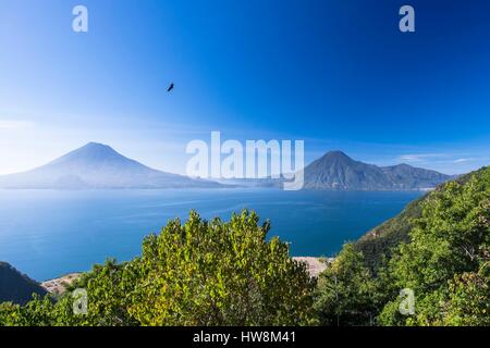 Guatemala, Solola reparto, Solola (alt : 2000 m) si affaccia sul lago Atitlan, punto di vista sul lago e Toliman, Atitlan e San Pedro vulcani Foto Stock