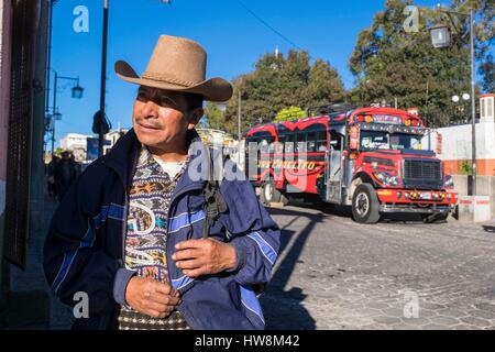 Guatemala, Solola reparto, Solola (alt : 2000 m) si affaccia sul lago Atitlan, uomo che indossa gli abiti tradizionali presso il bus stand Foto Stock