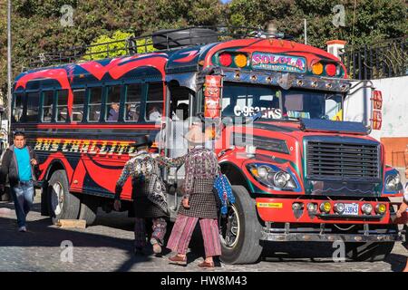 Guatemala, Solola reparto, Solola (alt : 2000 m) si affaccia sul lago Atitlan, uomini che indossano abiti tradizionali presso il bus stand Foto Stock