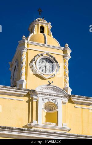 Guatemala, Sacatepequez reparto, Antigua Guatemala, classificato come patrimonio mondiale dall' UNESCO, orologio di Santa Catalina Arch costruito nel XVII secolo Foto Stock