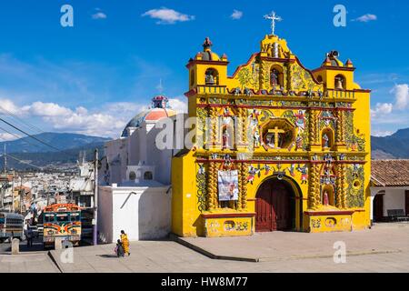 Guatemala, Totonicapan reparto, San Andres Xecul, la più famosa chiesa del paese, il limone facciata gialla illustra il sincretismo tra cattolicesimo e cosmogonia Maya, la miscelazione di angeli, figure bibliche e giaguari Foto Stock