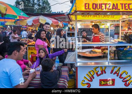 Guatemala, dipartimento di Quetzaltenango, Quetzaltenango o Xela è la seconda più grande città del Guatemala (alt : 2333m), stand gastronomici impostare ogni sera su Parque Centro America Foto Stock