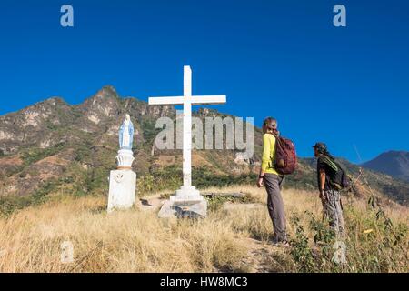 Guatemala, Solola reparto, San Juan la Laguna sulla riva meridionale del lago Atitlan, Escursione al Cerro Rupalaj Kistalin o Rostro Maya, il più alto punto di vista lago Atitlan Foto Stock