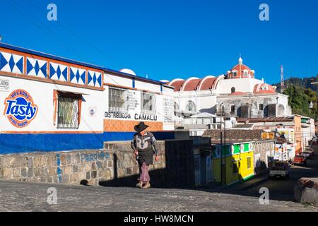 Guatemala, Solola reparto, Solola (alt : 2000 m) si affaccia sul lago Atitlan, chiesa e un uomo che indossa gli abiti tradizionali Foto Stock