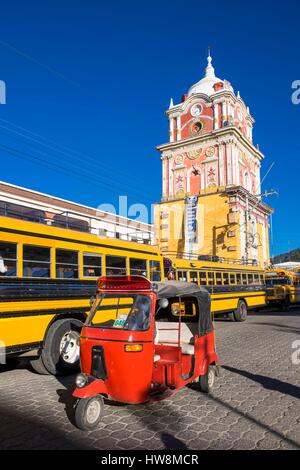 Guatemala, Solola reparto, Solola (alt : 2000 m) si affaccia sul lago Atitlan, fermata autobus di fronte Torre Centro-Americana Foto Stock