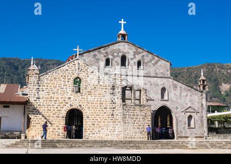 Guatemala, Solola reparto, San Juan la Laguna sulla riva meridionale del lago Atitlan popolato da una Maya Tzutujil comunità, la chiesa Foto Stock