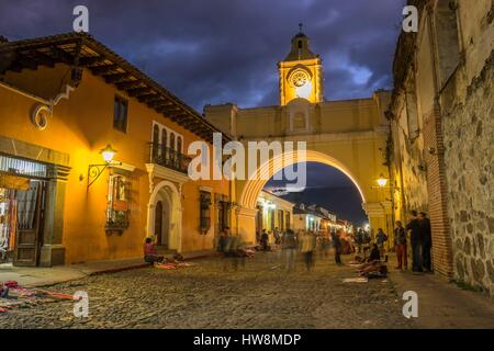 Guatemala, Sacatepequez reparto, Antigua Guatemala, classificato come patrimonio mondiale dall' UNESCO, Santa Catalina Arch costruito nel XVII secolo Foto Stock