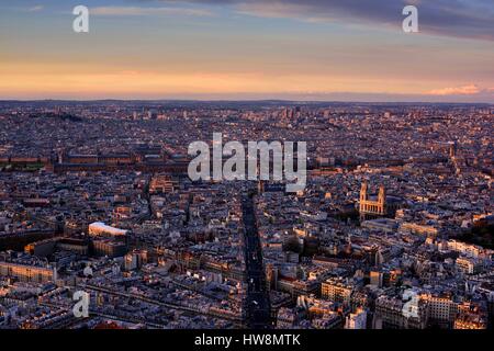 Francia, Parigi, boulevard Parigino foderato con tipici edifici in stile Haussmann di Parigi " 6° distretto Foto Stock