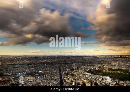 Francia, Parigi, boulevard Parigino foderato con tipici edifici in stile Haussmann di Parigi " 6° distretto Foto Stock