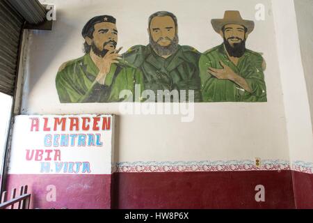 Cuba, Ciudad de la Habana Province, La Havana, La Habana Vieja district elencati come patrimonio mondiale dall' UNESCO, murale che rappresentano gli eroi della rivoluzione cubana Che Guevara (Copyright Alberto Diaz Gutierez alias Korda), Fidel Castro e Camilo Cienfuegos Foto Stock