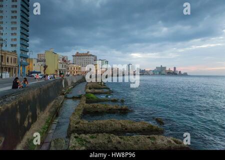 Cuba, Ciudad de la Habana Province, Havana, il Malecon al tramonto e Vedado district in background Foto Stock