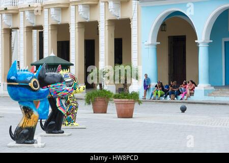 Cuba, Ciudad de la Habana Province, Avana Habana Vieja district elencati come patrimonio mondiale dall' UNESCO, esposizione di arte Travesias de Xico da artisti messicani Cristina Pineda e Ricardo Covalin. Xico è un cane carismatico noto come Xoloitzincuitle ed è il simbolo di amicizia e di scambi culturali tra le persone. Ubicazione Plaza Vieja (la piazza vecchia) Foto Stock